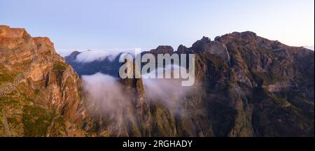 Grande alba sul Pico do Arieiro a Madeira con nebbia epica che avvolge il Ninho da Manta. Foto Stock