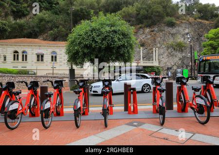 Noleggio biciclette rosse Monabike a Monaco Foto Stock