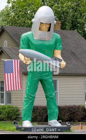 Statua gigante in vetroresina Gemini al ristorante Launch Pad lungo la Route 66 a Wilmington, Illinois Foto Stock