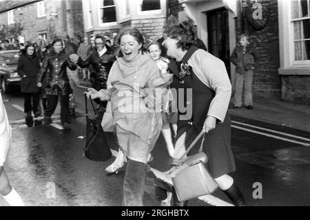 Due donne che hanno una risata, l'amicizia nonostante il maltempo. 1970s Castleton Derbyshire Inghilterra 29 maggio 1972 UK HOMER SYKES Foto Stock