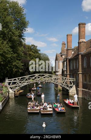 I turisti si trovano nei pressi del Mathematical Bridge The Backs Cambridge Cambridgeshire Foto Stock