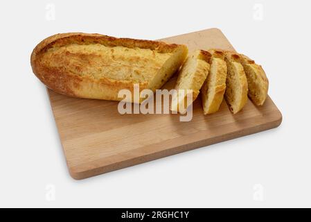 Pane a fette di semola di grano duro su tagliere di legno isolato su bianco con percorso di taglio incluso Foto Stock