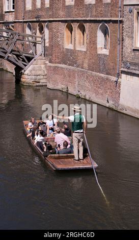 I turisti si trovano nei pressi del Mathematical Bridge The Backs Cambridge Cambridgeshire Foto Stock