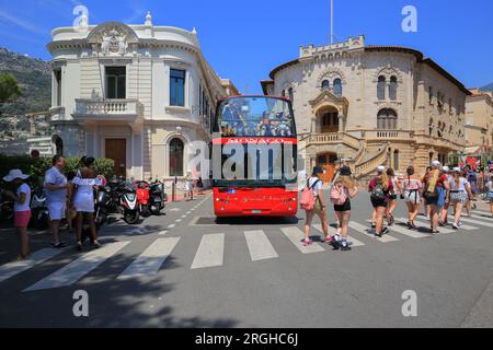 Autobus turistico a due piani rosso sulla strada di Monaco Foto Stock