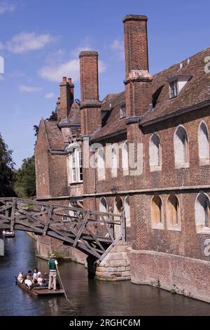 I turisti si trovano nei pressi del Mathematical Bridge The Backs Cambridge Cambridgeshire Foto Stock