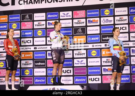 Glasgow, Regno Unito. 9 agosto 2023. La danese Amalie Dideriksen, Jennifer Valente degli Stati Uniti e la belga lotte Kopecky nella foto sul podio dell'evento Women Elite Omnium ai Campionati del mondo di ciclismo UCI, a Glasgow, Scozia, mercoledì 09 agosto 2023. L'UCI organizza i mondi con tutte le discipline ciclistiche, ciclismo su strada, ciclismo al chiuso, mountain bike, corse BMX, para-ciclismo su strada e para-ciclismo al coperto, a Glasgow dal 03 al 13 agosto. BELGA PHOTO DAVID PINTENS Credit: Belga News Agency/Alamy Live News Foto Stock