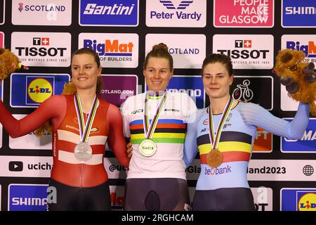 Glasgow, Regno Unito. 9 agosto 2023. La danese Amalie Dideriksen, Jennifer Valente degli Stati Uniti e la belga lotte Kopecky nella foto sul podio dell'evento Women Elite Omnium ai Campionati del mondo di ciclismo UCI, a Glasgow, Scozia, mercoledì 09 agosto 2023. L'UCI organizza i mondi con tutte le discipline ciclistiche, ciclismo su strada, ciclismo al chiuso, mountain bike, corse BMX, para-ciclismo su strada e para-ciclismo al coperto, a Glasgow dal 03 al 13 agosto. BELGA PHOTO DAVID PINTENS Credit: Belga News Agency/Alamy Live News Foto Stock