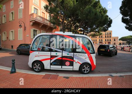 Navette elettriche autonome autobus senza conducente Navya sulla strada di Monaco Foto Stock