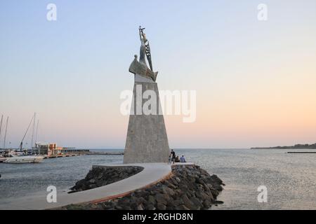 Statua di San Nicholas nella città vecchia di Nessebar Foto Stock