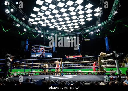 Bangkok, Thailandia. 9 agosto 2023. I combattenti prendono la loro posizione nell'anello di pugilato. Tradizionale serata di combattimento Muay Thai allo Stadio Rajadamnern di Bangkok, Thailandia, il 9 agosto 2023. Credito: SOPA Images Limited/Alamy Live News Foto Stock