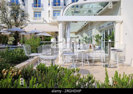 Caffè estivo all'aperto con sedie bianche a Cannes Foto Stock