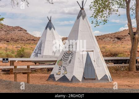 Geronimo's Trading Post a Joseph City, Arizona, attira toursiede con tepee e legno pietrificato Foto Stock