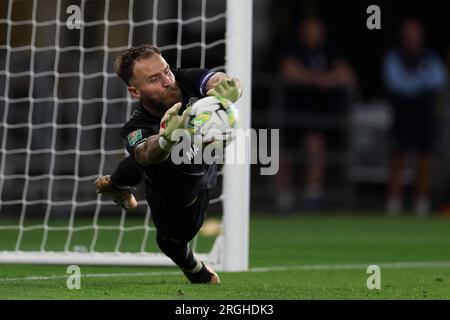 Cardiff, Regno Unito. 9 agosto 2023. Jak Alnwick, portiere del Cardiff City, salva una penalità nei rigori. Coppa di Carabao, 1° turno, Cardiff City contro Colchester Utd al Cardiff City Stadium di Cardiff, Galles del Sud mercoledì 9 agosto 2023. Questa immagine può essere utilizzata solo per scopi editoriali. Solo per uso editoriale, foto di Andrew Orchard/Andrew Orchard fotografia sportiva/Alamy Live news credito: Andrew Orchard fotografia sportiva/Alamy Live News Foto Stock