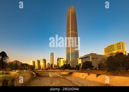 Skyline di edifici nel quartiere di Providencia con Rio Mapocho (fiume Mapocho) in primo piano, Santiago del Cile Foto Stock