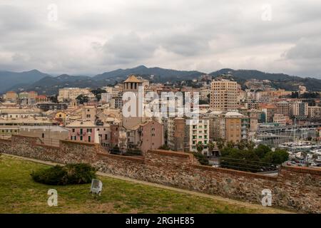 Vista dall'alto dalla Fortezza Priamar della città costiera con la Torre Brandale e il grattacielo Leon Pancaldo, Savona, Liguria, Italia Foto Stock