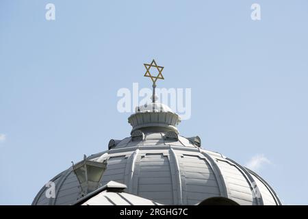 La cupola della sinagoga con la stella di David su sfondo blu Foto Stock