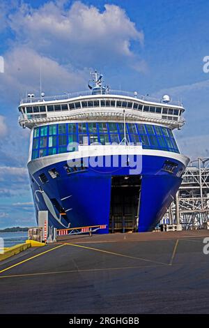 il traghetto apre un ufficio per scaricare camion e altri veicoli nel porto Foto Stock