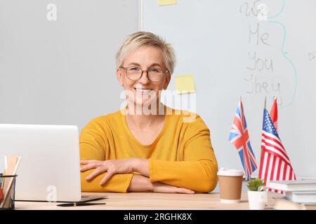 Insegnante di inglese che tiene lezioni online in classe Foto Stock