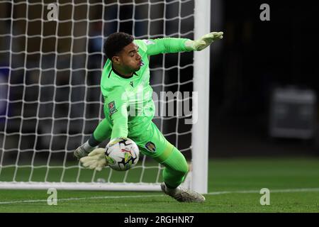 Cardiff, Regno Unito. 9 agosto 2023. Owen Goodman, portiere del Colchester United, salva un rigore nei calci di rigore. Coppa di Carabao, 1° turno, Cardiff City contro Colchester Utd al Cardiff City Stadium di Cardiff, Galles del Sud mercoledì 9 agosto 2023. Questa immagine può essere utilizzata solo per scopi editoriali. Solo per uso editoriale, foto di Andrew Orchard/Andrew Orchard fotografia sportiva/Alamy Live news credito: Andrew Orchard fotografia sportiva/Alamy Live News Foto Stock