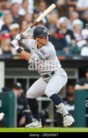 Lo shortstop dei New York Yankees Anthony Volpe (11) aspetta un lancio nel secondo inning durante una partita della stagione regolare della MLB tra i New York Yankees e. Foto Stock
