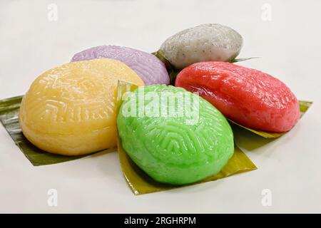 Assortimento di torte tartarughe al vapore o Ang Ku Kueh, una tradizionale pasticceria cinese a base di riso glutinoso, vista qui con diversi colori della pelle Foto Stock