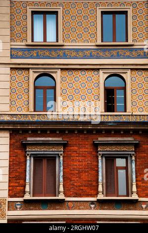 Dettagli dipinti su una casa in stile Liberty a Lugano, Svizzera, di lingua italiana. Foto Stock