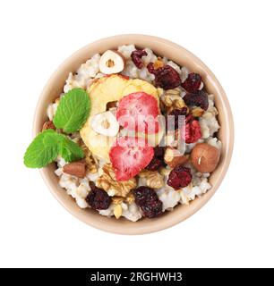 Farina d'avena con frutta liofilizzata, noci e menta isolate su bianco, vista dall'alto Foto Stock