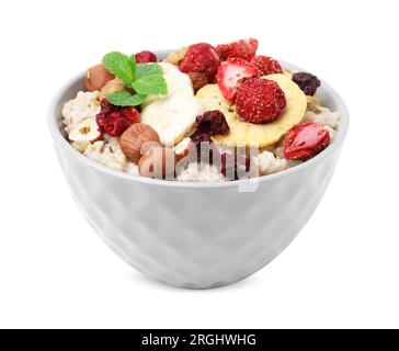 Farina d'avena con frutta liofilizzata, noci e menta isolate su bianco Foto Stock