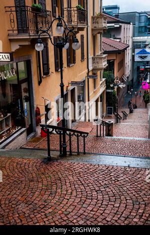 Scalinata in mattoni Ticinese salita Mario e Antonio Chiattone con negozi e ristoranti a Lugano, Svizzera. Foto Stock
