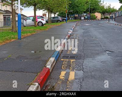 Unionist Kerbstones, rosso, bianco e blu dell'union Jack, area protestante della Fontana, Londonderry, Irlanda del Nord, Regno Unito, BT48 6QH Foto Stock