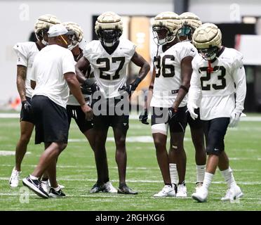 Metairie, USA. 9 agosto 2023. I cornerback si incontrano con un assistente allenatore durante il training camp dei New Orleans Saints presso l'Ochsner Sports Performance Center Indoor Facility a Metairie, Louisiana, mercoledì 9 agosto 2023. (Foto di Peter G. Forest/Sipa USA) credito: SIPA USA/Alamy Live News Foto Stock