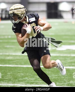 Metairie, USA. 9 agosto 2023. Il tight end Jimmy Graham (80) riceve un passaggio durante il training camp dei New Orleans Saints presso l'Ochsner Sports Performance Center Indoor Facility a Metairie, Louisiana, mercoledì 9 agosto 2023. (Foto di Peter G. Forest/Sipa USA) credito: SIPA USA/Alamy Live News Foto Stock