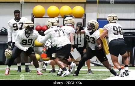 Metairie, USA. 9 agosto 2023. I defensive tackle si scontrano durante un allenamento durante il training camp dei New Orleans Saints presso l'Ochsner Sports Performance Center Indoor Facility a Metairie, Louisiana, mercoledì 9 agosto 2023. (Foto di Peter G. Forest/Sipa USA) credito: SIPA USA/Alamy Live News Foto Stock