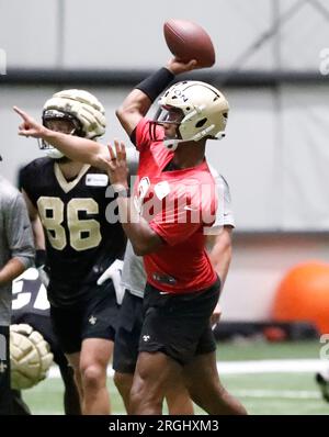 Metairie, USA. 9 agosto 2023. Il quarterback Jameis Winston (2) tenta un passaggio durante il training camp dei New Orleans Saints presso l'Ochsner Sports Performance Center Indoor Facility di Metairie, Louisiana, mercoledì 9 agosto 2023. (Foto di Peter G. Forest/Sipa USA) credito: SIPA USA/Alamy Live News Foto Stock