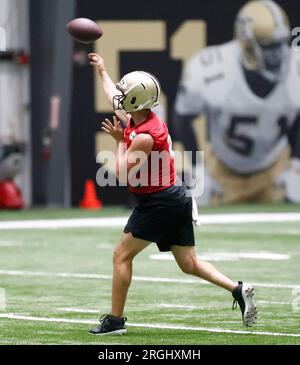 Metairie, USA. 9 agosto 2023. Il quarterback Derek Carr (4) tenta un passaggio durante il training camp dei New Orleans Saints presso l'Ochsner Sports Performance Center Indoor Facility di Metairie, Louisiana, mercoledì 9 agosto 2023. (Foto di Peter G. Forest/Sipa USA) credito: SIPA USA/Alamy Live News Foto Stock