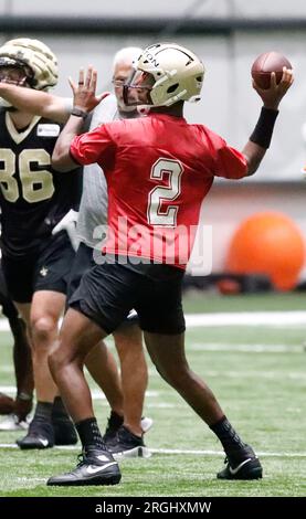 Metairie, USA. 9 agosto 2023. Il quarterback Jameis Winston (2) tenta un passaggio durante il training camp dei New Orleans Saints presso l'Ochsner Sports Performance Center Indoor Facility di Metairie, Louisiana, mercoledì 9 agosto 2023. (Foto di Peter G. Forest/Sipa USA) credito: SIPA USA/Alamy Live News Foto Stock