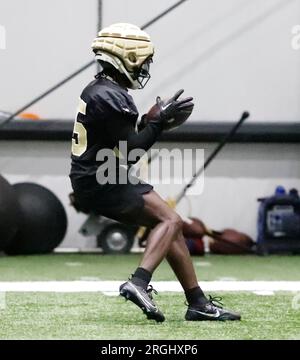 Metairie, USA. 9 agosto 2023. Il wide receiver Jontre Kirklin (85) riceve un passaggio durante il training camp dei New Orleans Saints presso l'Ochsner Sports Performance Center Indoor Facility di Metairie, Louisiana, mercoledì 9 agosto 2023. (Foto di Peter G. Forest/Sipa USA) credito: SIPA USA/Alamy Live News Foto Stock