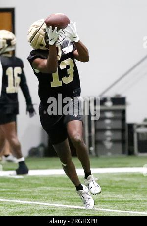 Metairie, USA. 9 agosto 2023. Il wide receiver Michael Thomas (13) riceve un passaggio durante il training camp dei New Orleans Saints presso l'Ochsner Sports Performance Center Indoor Facility a Metairie, Louisiana, mercoledì 9 agosto 2023. (Foto di Peter G. Forest/Sipa USA) credito: SIPA USA/Alamy Live News Foto Stock