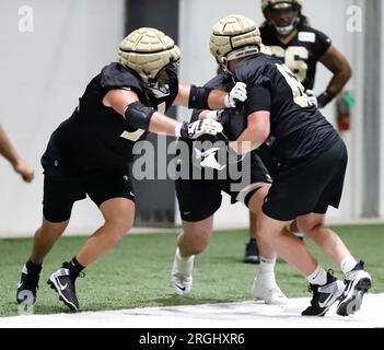 Metairie, USA. 9 agosto 2023. Gli offensive linemen partecipano a un'esercitazione durante il training camp dei New Orleans Saints presso l'Ochsner Sports Performance Center Indoor Facility a Metairie, Louisiana, mercoledì 9 agosto 2023. (Foto di Peter G. Forest/Sipa USA) credito: SIPA USA/Alamy Live News Foto Stock