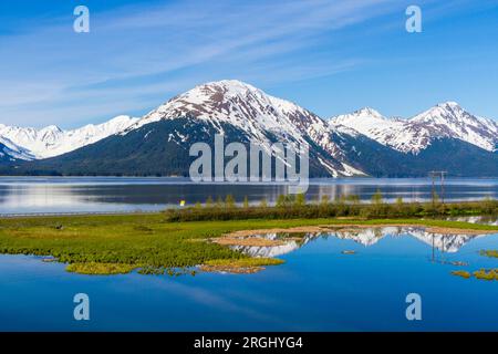 Autostrada costiera dell'Alaska tra Anchorage e Seward, Alaska, con vista sulle splendide acque blu di Turnagain Aram (braccio della baia di Cook). Foto Stock