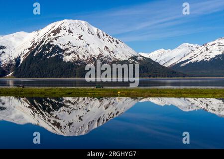 Autostrada costiera dell'Alaska tra Anchorage e Seward, Alaska, con vista sulle splendide acque blu di Turnagain Aram (un braccio della baia di Cook). Foto Stock