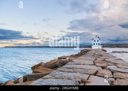 Rockland Breakwater Lighthouse, è stato costruito nel 1888 su un "frangiflutti" lungo un miglio nel Rockland Harbor a Rockland, Maine. Piccola torre quadrata di 25 metri. Foto Stock