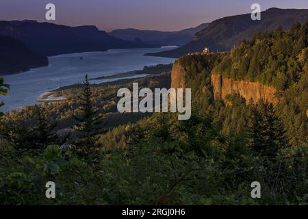 La splendida Vista House in stile Art Deco dell'Oregon si affaccia sulla gola del fiume Columbia Foto Stock