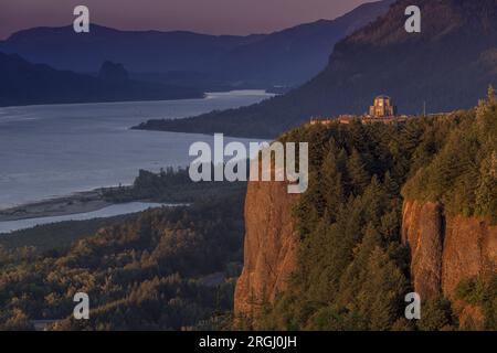 La splendida Vista House in stile Art Deco dell'Oregon si affaccia sulla gola del fiume Columbia Foto Stock