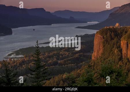 La splendida Vista House in stile Art Deco dell'Oregon si affaccia sulla gola del fiume Columbia Foto Stock