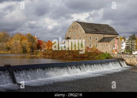 Hunterdon Art Museum nello storico Dunham's Mill sul South Branch Raritan River, Clinton, New Jersey Foto Stock