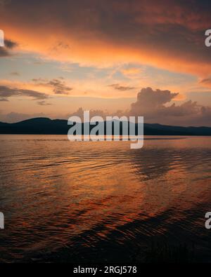 Tramonto sul lago Champlain da D.A.R. State Park, Addison, Vermont Foto Stock