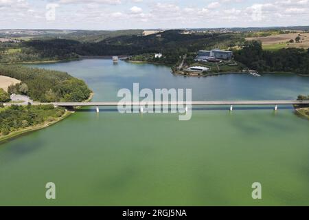 Zeulenroda, Germania. 9 agosto 2023. La diga di Zeulenroda. Secondo l'approvvigionamento idrico a lunga distanza della Turingia, le sei dighe hanno raggiunto i livelli di riempimento designati. Credito: Bodo Schackow/dpa/Alamy Live News Foto Stock