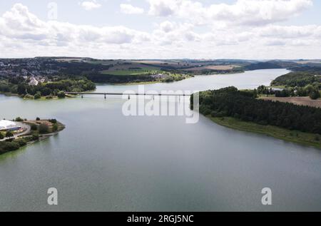 Zeulenroda, Germania. 9 agosto 2023. La diga di Zeulenroda. Secondo l'approvvigionamento idrico a lunga distanza della Turingia, le sei dighe hanno raggiunto i livelli di riempimento designati. Credito: Bodo Schackow/dpa/Alamy Live News Foto Stock