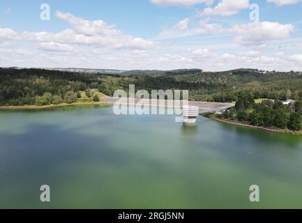 Zeulenroda, Germania. 9 agosto 2023. La diga di Zeulenroda. Secondo l'approvvigionamento idrico a lunga distanza della Turingia, le sei dighe hanno raggiunto i livelli di riempimento designati. Credito: Bodo Schackow/dpa/Alamy Live News Foto Stock